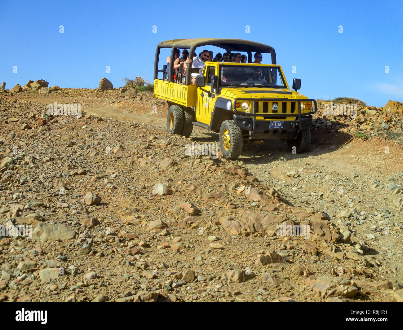 Quatre roues motrices camion emmène les touristes à d'attractions dans le Parc national Arikok Aruba - Aruba en désert robuste Banque D'Images