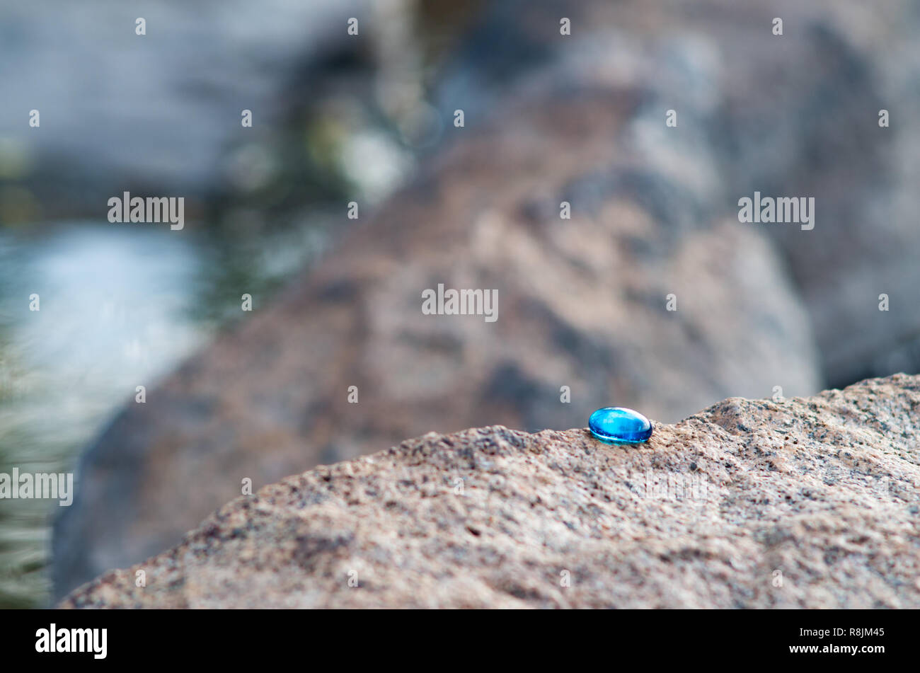Blue pebble isolé au crépuscule dans une crique rocheuse comme la lumière commence à s'estomper Banque D'Images