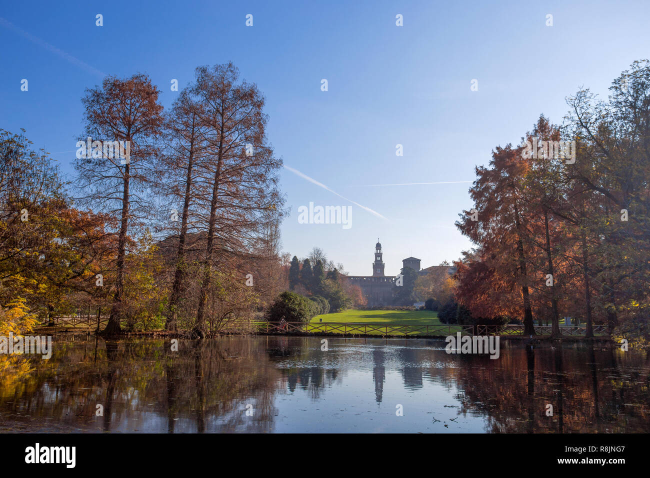 L'automne dans le parc Sempione avec château Sforzesco sur l'arrière-plan à Milan, Italie. Banque D'Images