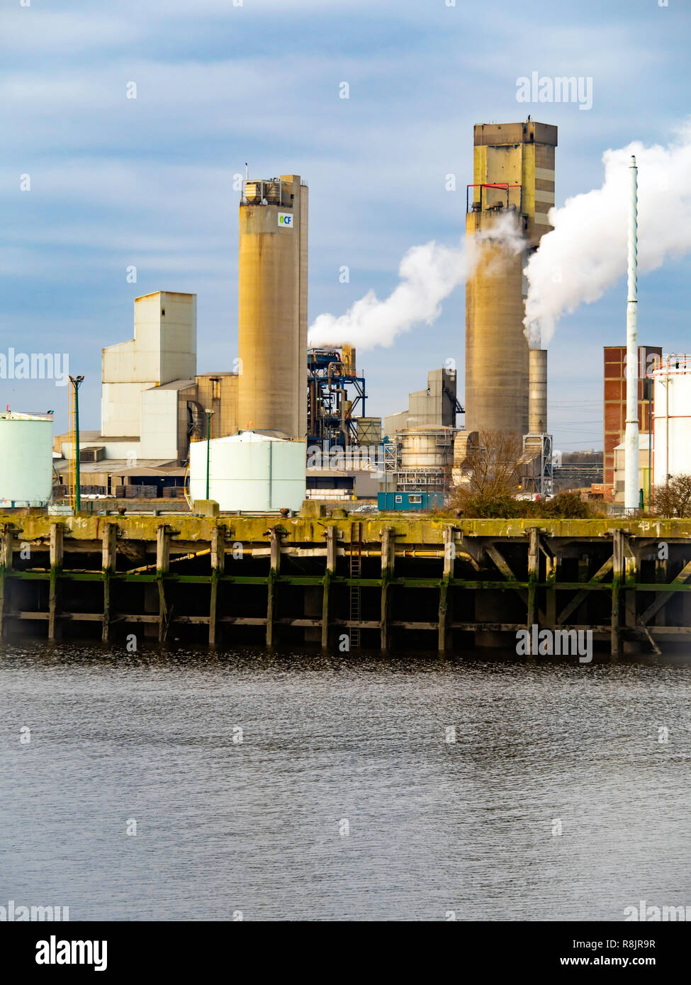CF Les engrais du nitrate d'ammonium ou l'usine de production et de stockage Mib Fashion sur la rive nord de la Rivière Tees à Teesside Billingham Banque D'Images