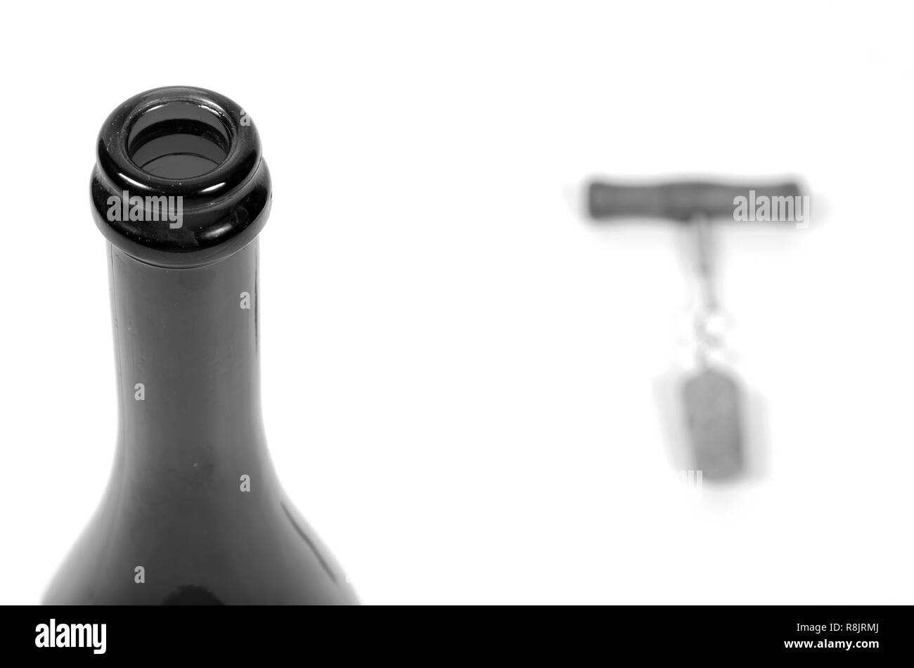 Tire-bouchon l'ouverture de la bouteille de vin en noir et blanc. Banque D'Images