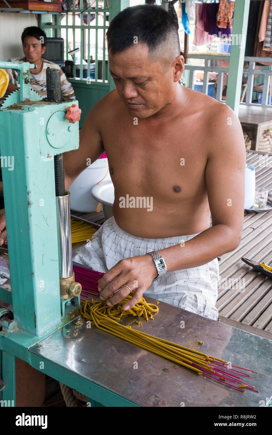 Vietnam, la province de An Giang, région du delta du Mékong, Chau Doc, fabrication de bâtons d'encens Banque D'Images