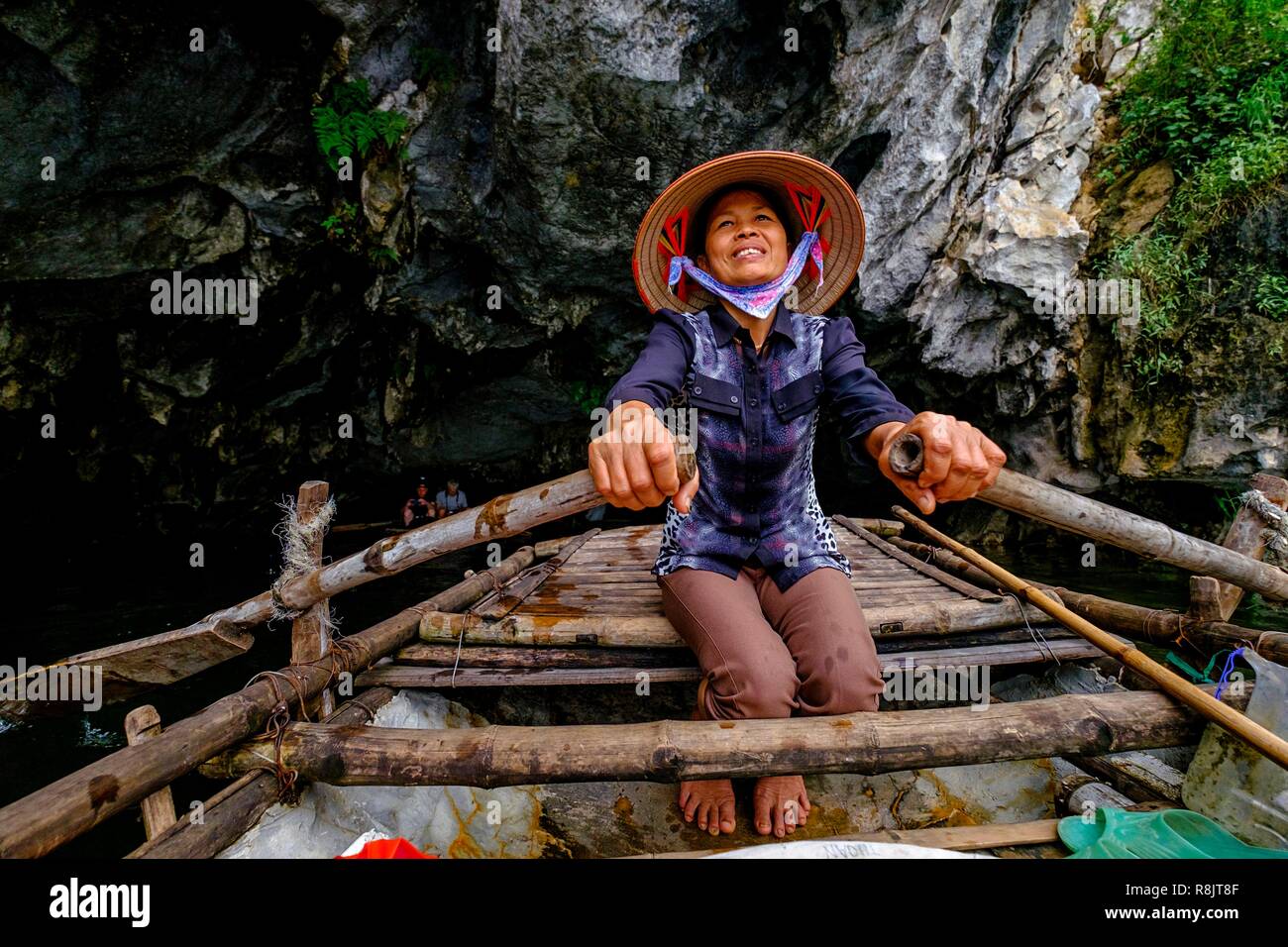 Vietnam, Ha Long Bay sur terre, Van Long, boatwoman Banque D'Images