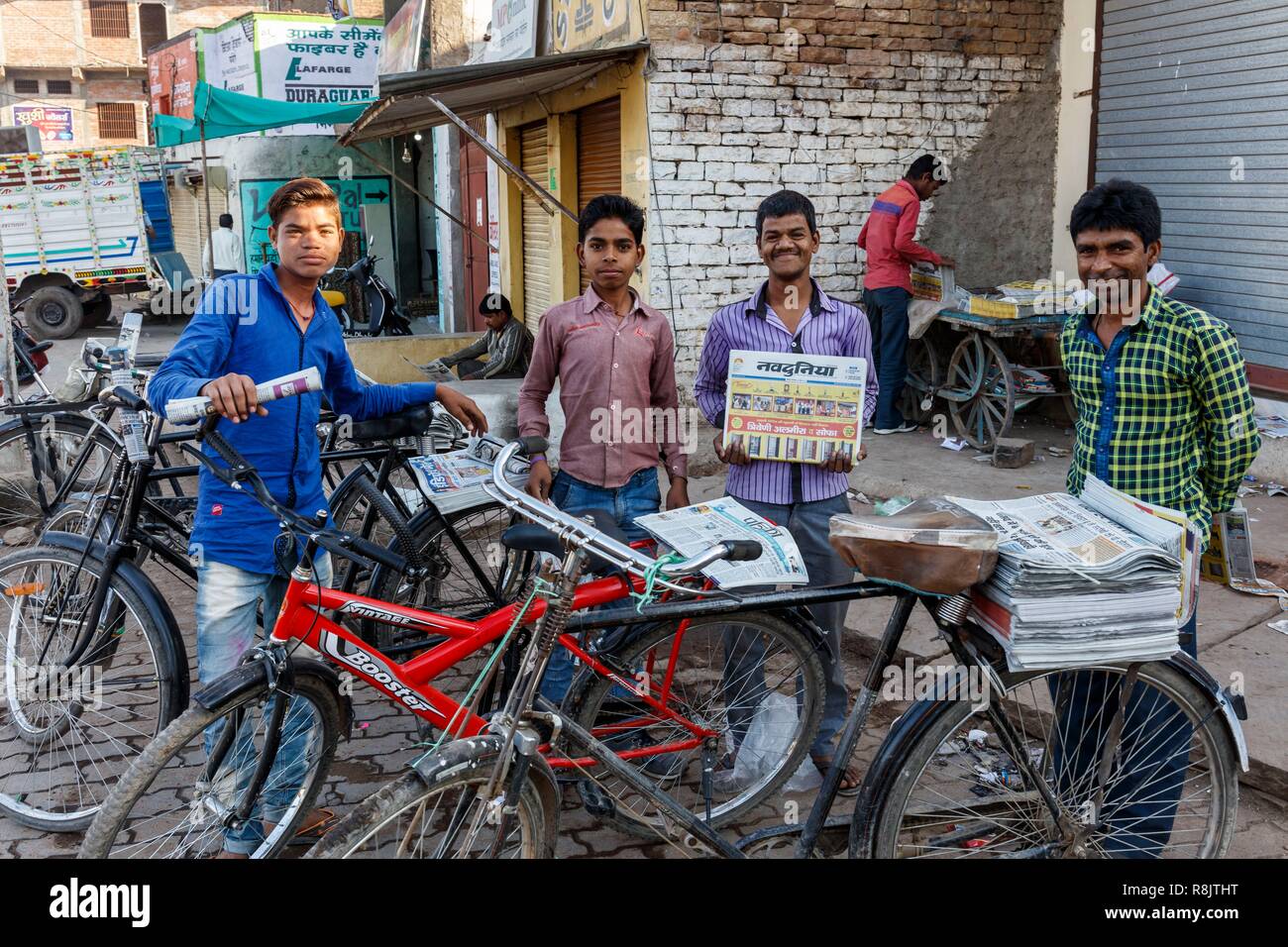 L'Inde, le Madhya Pradesh, Chanderi, paperboys avec vélo Banque D'Images L'Inde, le Madhya Pradesh, Chanderi, paperboys avec vélo Banque D'Images
