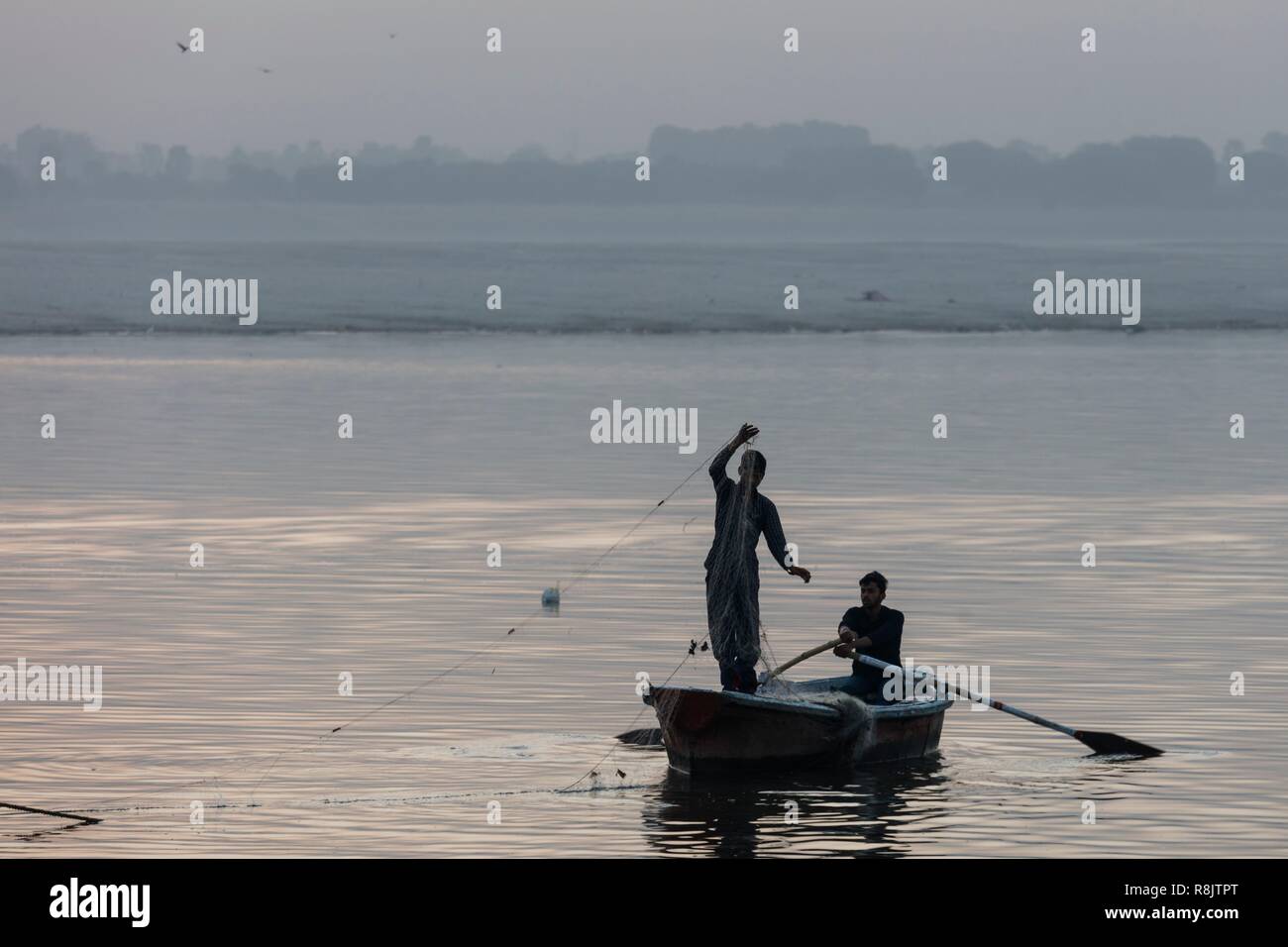 L'Inde, Uttar Pradesh, Varanasi, deux pêcheurs dans une barque sur la rivière Ganga Banque D'Images