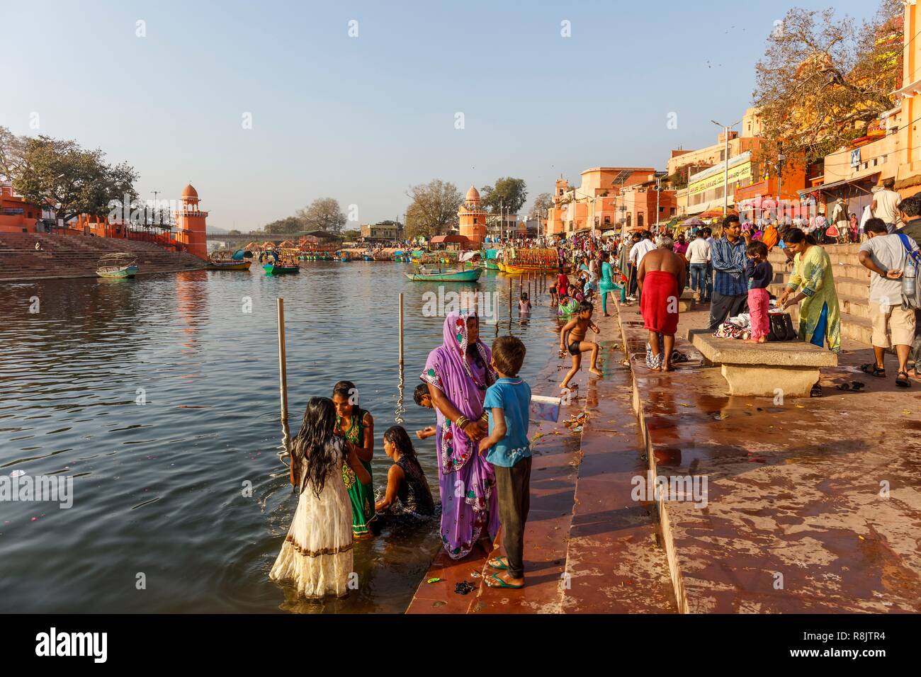 L'Inde, le Madhya Pradesh, Chitrakoot, croyants qui font leurs ablutions sur les ghats Ram Banque D'Images L'Inde, le Madhya Pradesh, Chitrakoot, croyants qui font leurs ablutions sur les ghats Ram Banque D'Images
