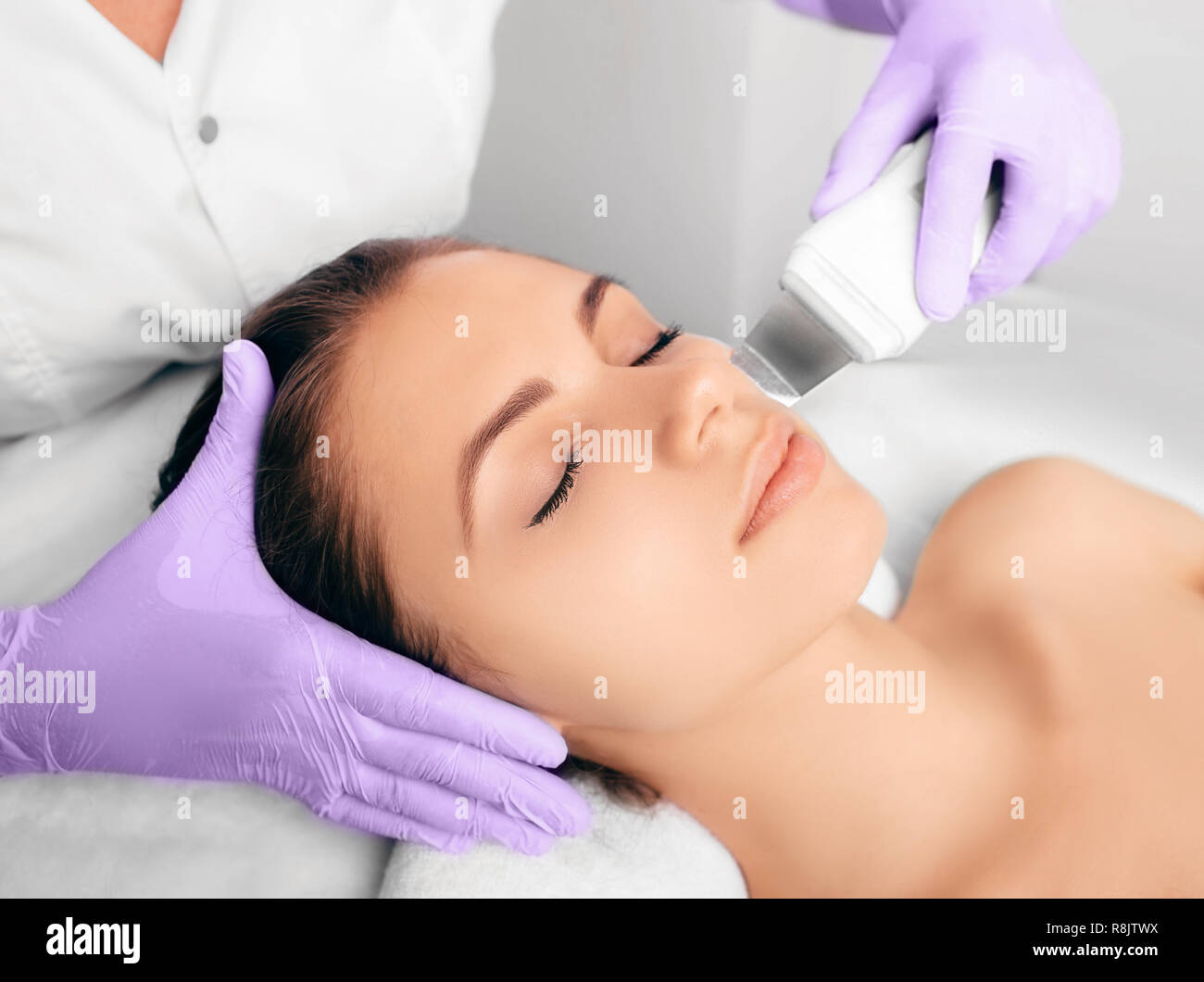 Belle femme recevant la cavitation à ultrasons peeling facial. Les soins de beauté et soins du visage Banque D'Images