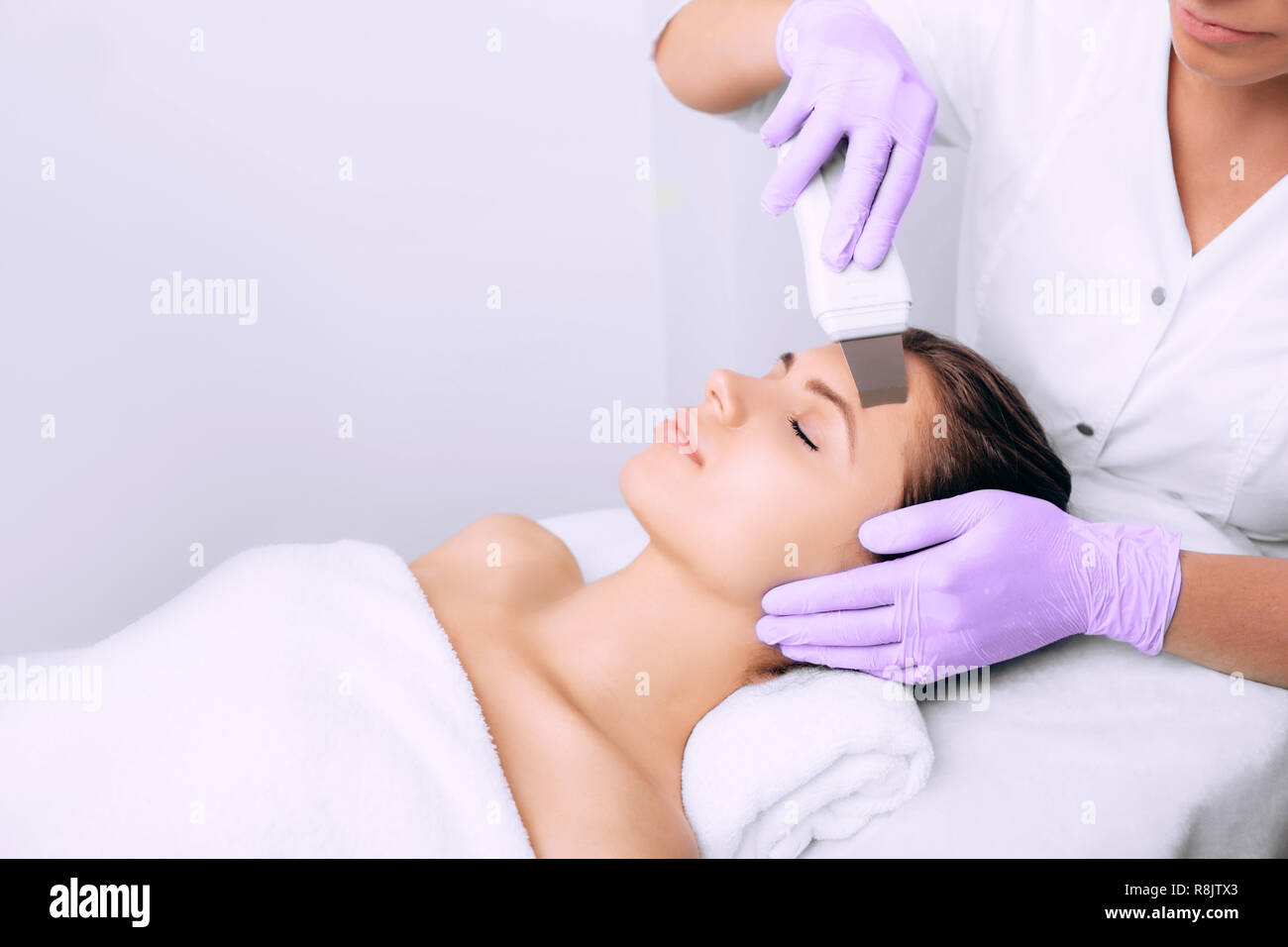 Belle femme recevant la cavitation à ultrasons peeling facial. Les soins de beauté et soins du visage Banque D'Images