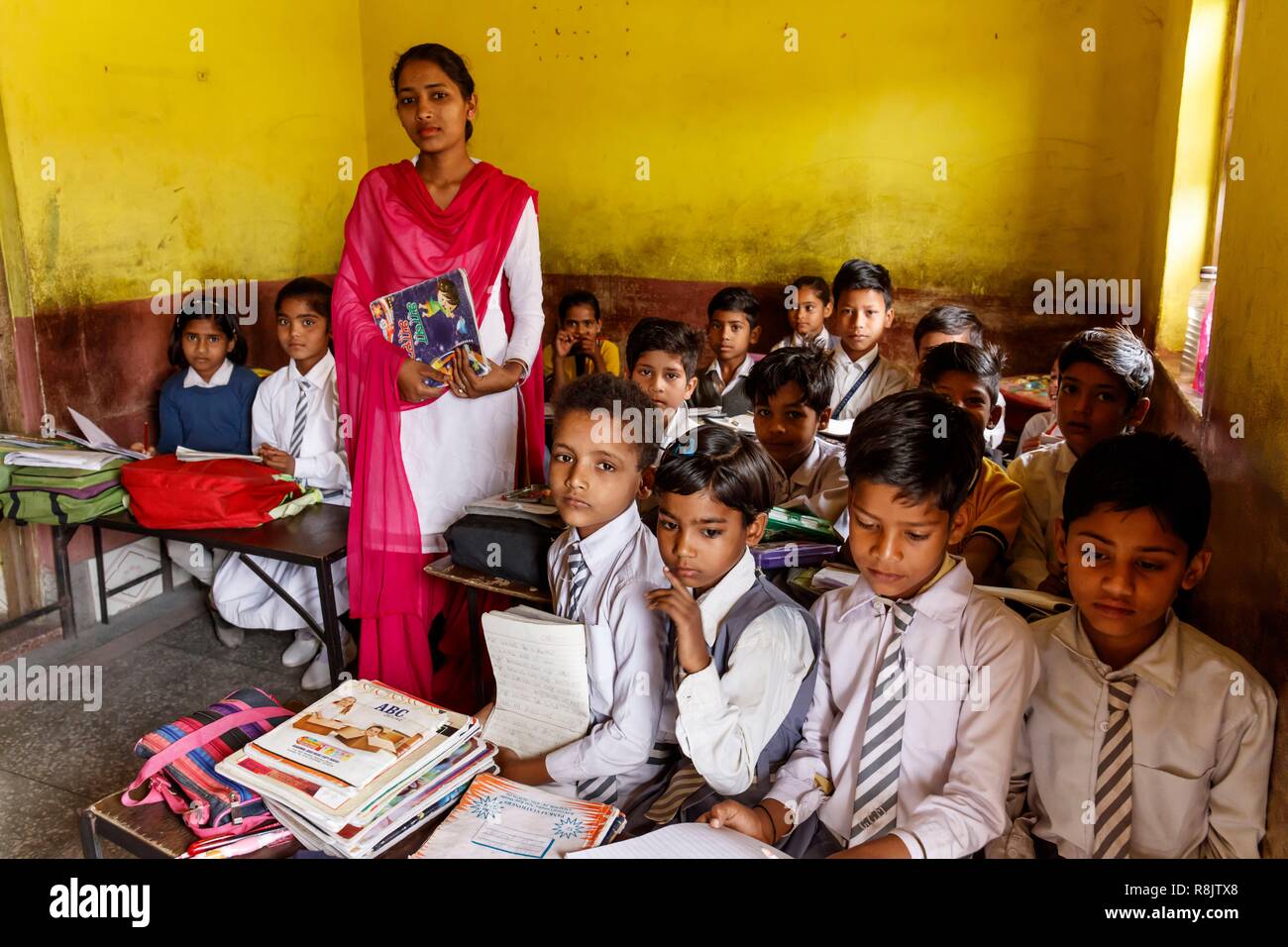 L'Inde, le Madhya Pradesh, Chanderi, les écoliers et les instituteurs Banque D'Images