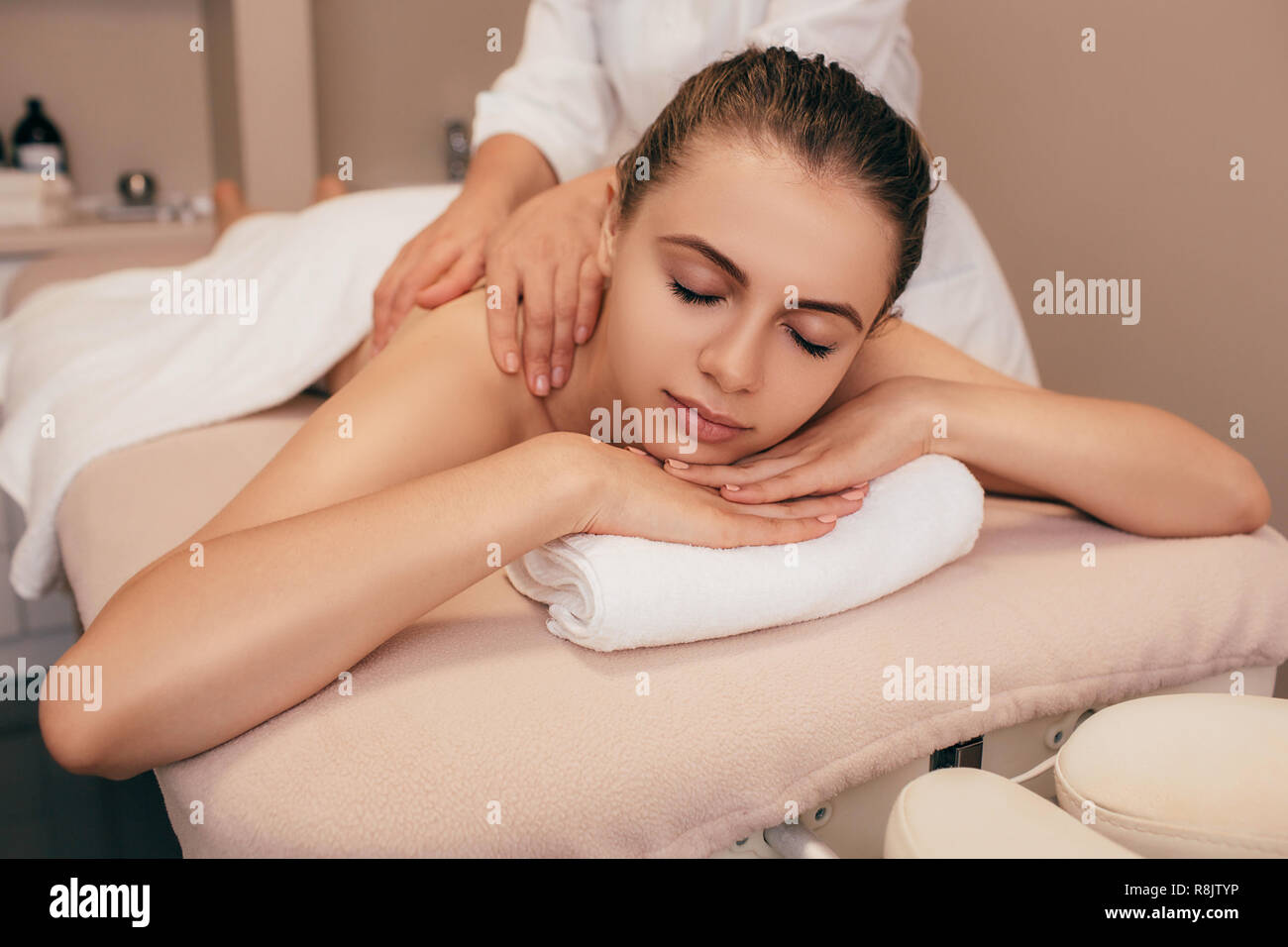 Jeune femme de demander a une massagel at beauty salon Banque D'Images