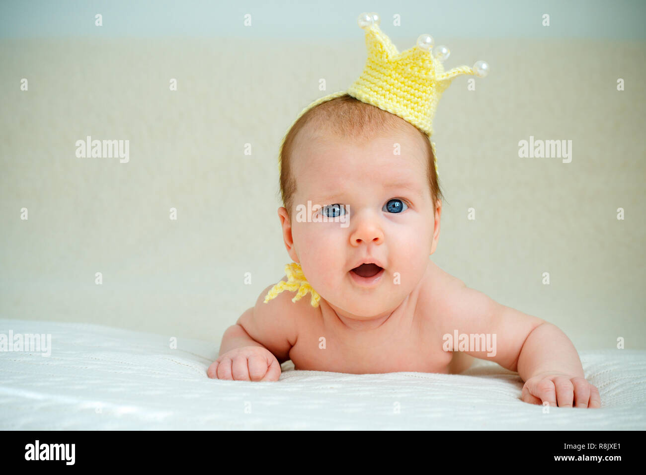 Portrait Of A Cute Naissance Bebe Fille En Jaune En Posant La Couronne On Bed Photo Stock Alamy Portrait Of A Cute Naissance Bebe Fille En Jaune En Posant La Couronne On Bed Photo Stock Alamy