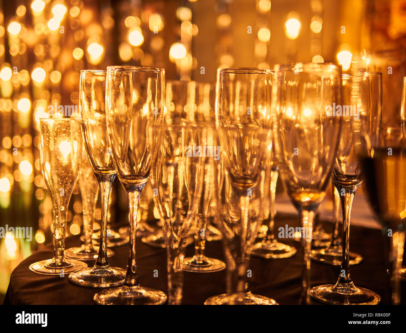 Fête du nouvel an arrière-plan flou avec des verres de champagne. Or vintage et d'artifice en effet bokeh Nouvel An et copie espace. holida Banque D'Images