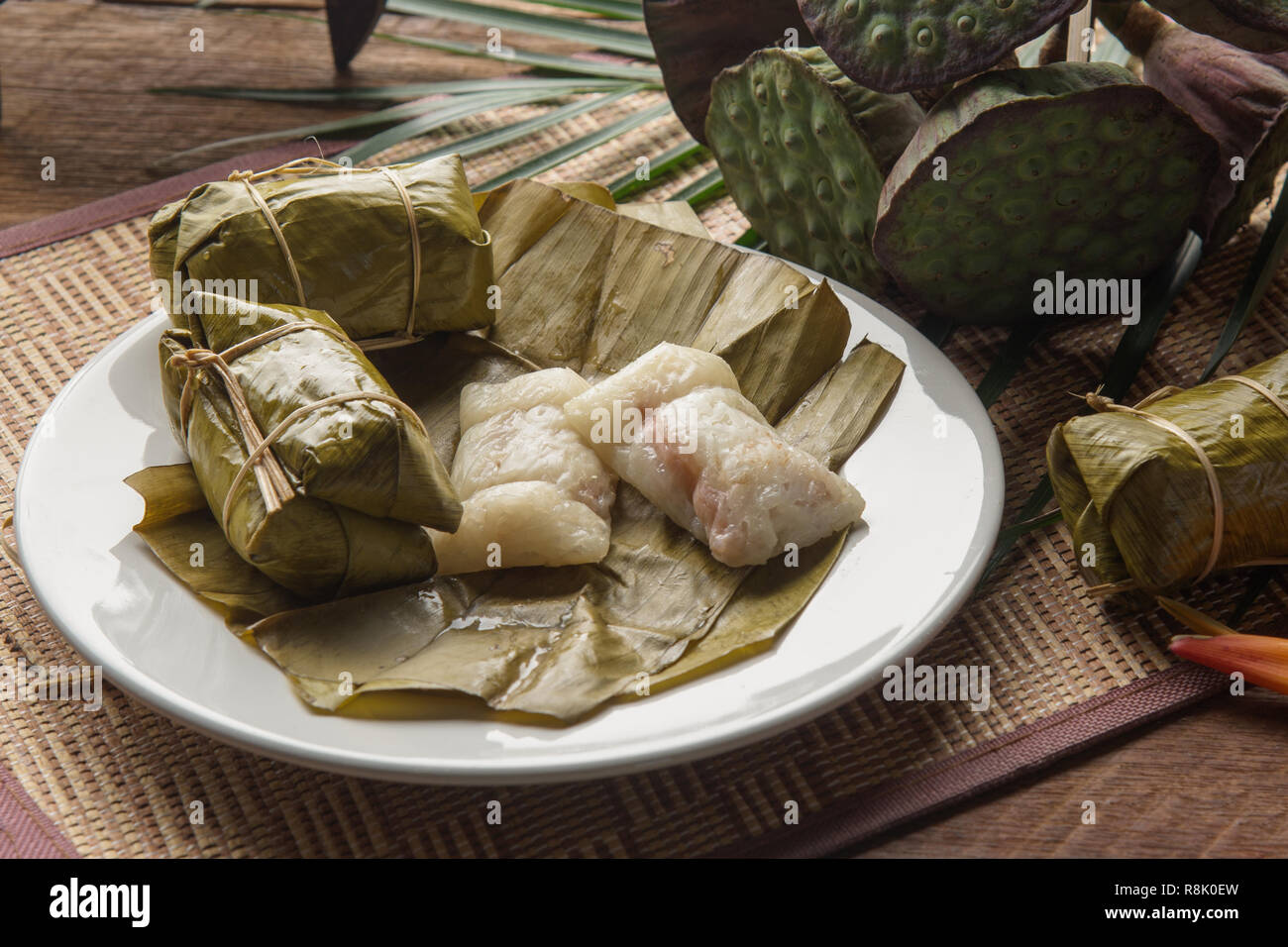 Khao tom mad style thaïlandais, dessert à base de bananes et de riz gluant, l'envelopper avec la feuille de banane sur la table en bois Banque D'Images