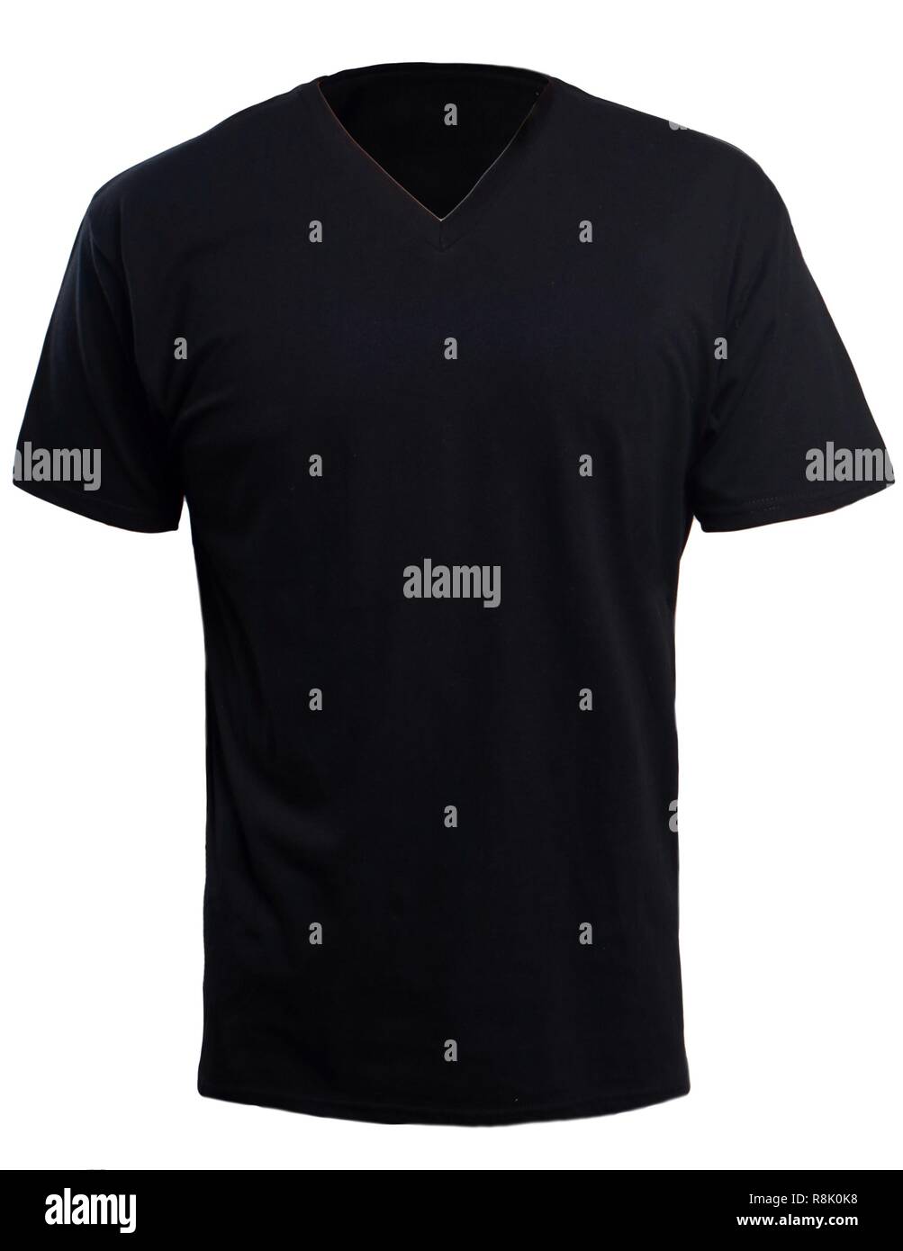 Blank shirt à encolure en V, modèle maquette vue avant, isolé sur blanc, noir clair maquette T-shirt. V Neck tee présentation conception pour l'impression. Banque D'Images