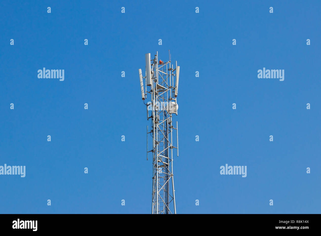 Couleur argent,mobile cell phone tower avec arbres et ciel bleu Banque D'Images