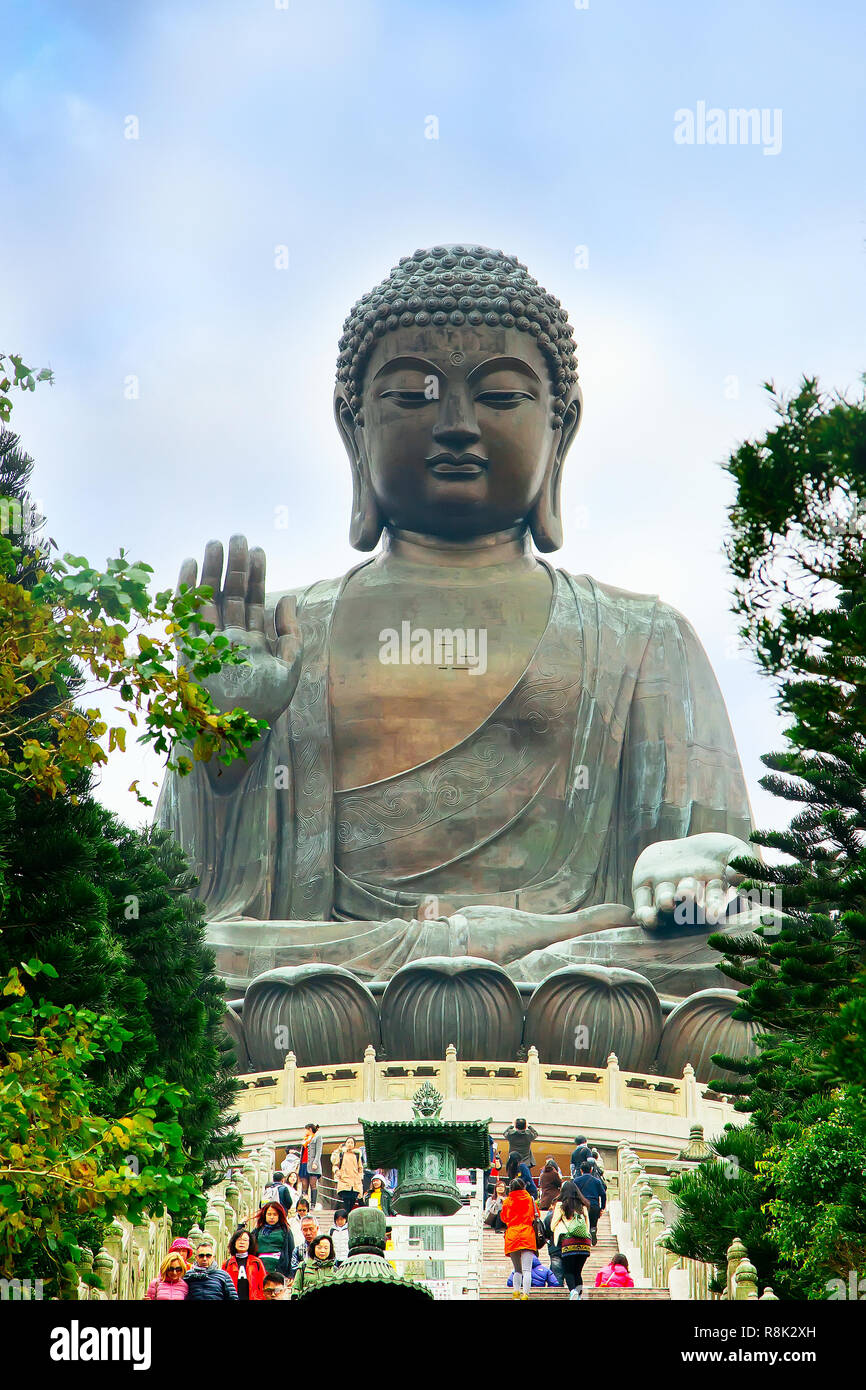 Hong Kong, Chine - Janvier 9, 2014 : Big Buddha, escalier et les gens qui vont à l'île de Lantau statue, Hong Kong Banque D'Images