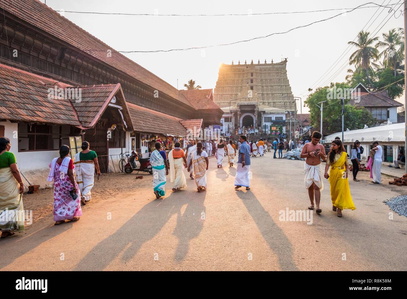 L'Inde, Etat du Kerala, Thiruvananthapuram (Trivandrum) ou, capitale de l'État du Kerala, pèlerins se rendant à Padmanabhaswamy Temple Hindou du 16ème siècle Banque D'Images