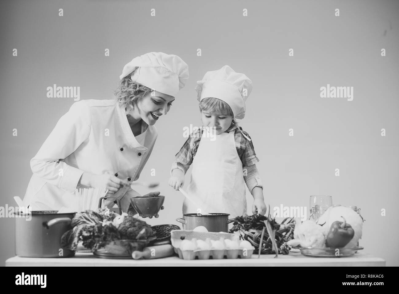 Chef adjoint et près de l'équipement de cuisine et de produits alimentaires Banque D'Images