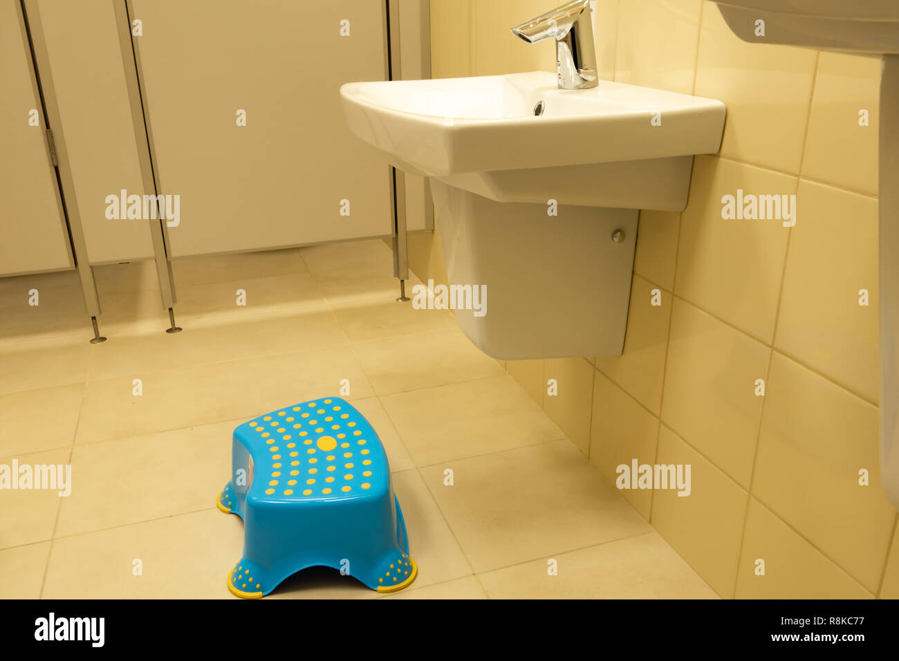 Repose-pieds du enfants près de l'évier dans les toilettes publiques. Concept - environnement sans obstacles Banque D'Images