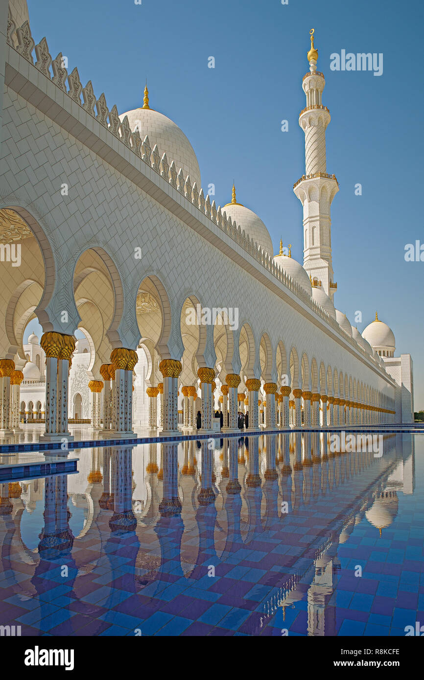 Arcades reflète dans la piscine dans la Grande Mosquée de Sheikh Zayed. Abu Dhabi. Émirats arabes unis Banque D'Images Arcades reflète dans la piscine dans la Grande Mosquée de Sheikh Zayed. Abu Dhabi. Émirats arabes unis Banque D'Images
