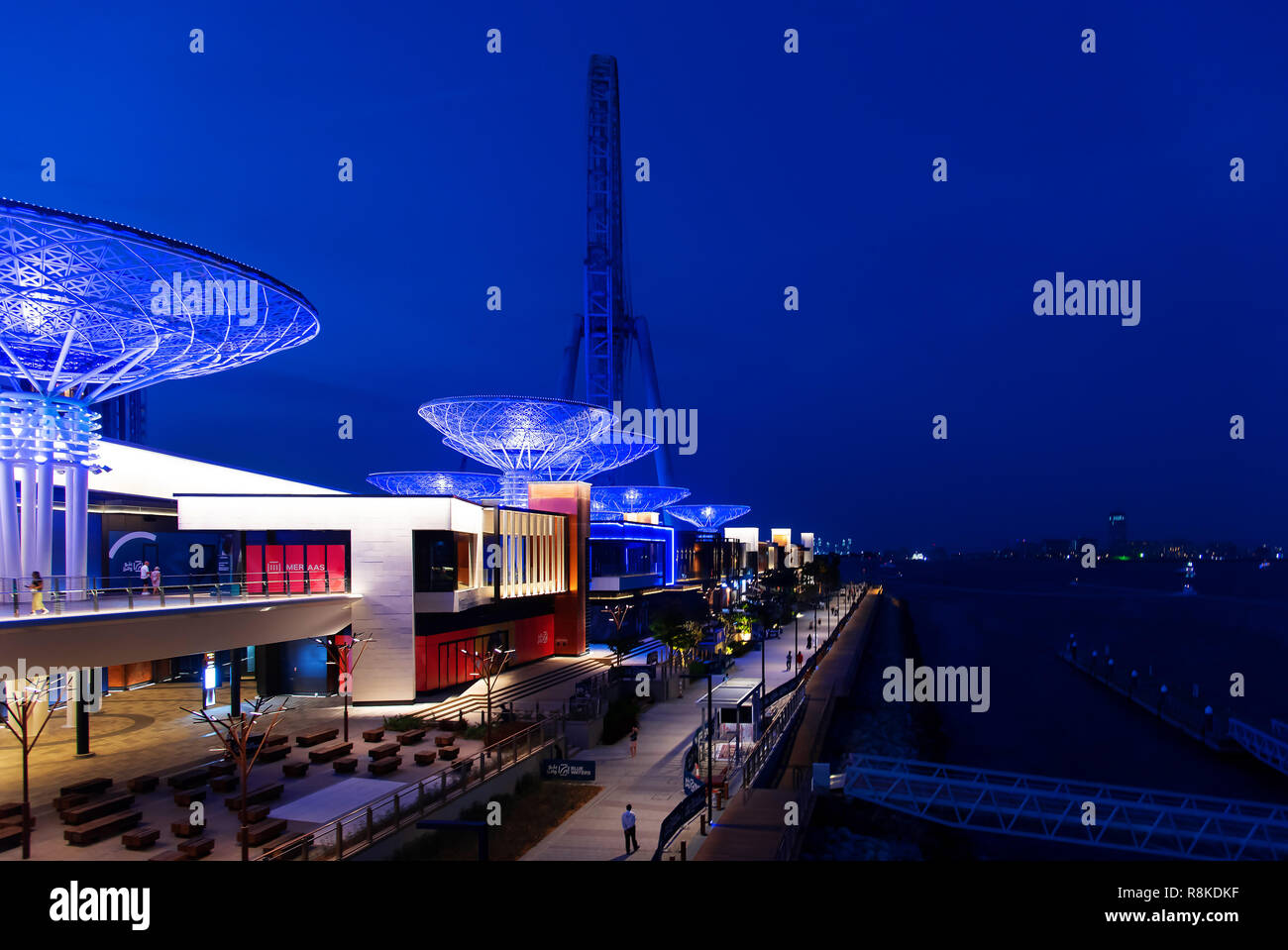 Dubaï, Émirats arabes unis - 16 novembre 2018 : Bluewaters promenade de l'île dans la nuit, nouvelle zone piétonne avec restaurants et centre commercial, à l'ouverture Banque D'Images
