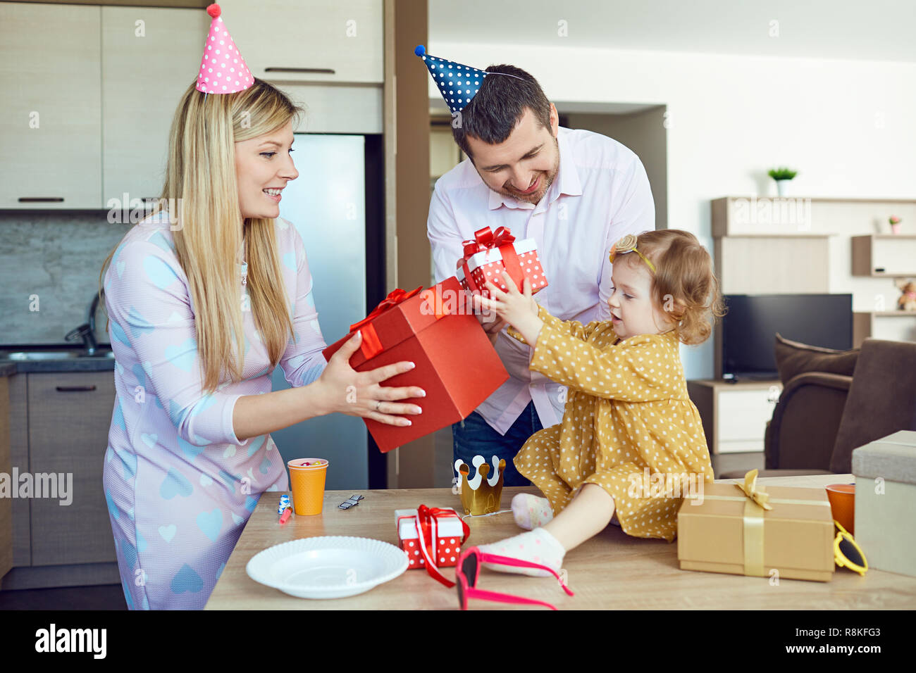 Une famille avec un gâteau félicite un enfant heureux pour son anniversaire Banque D'Images