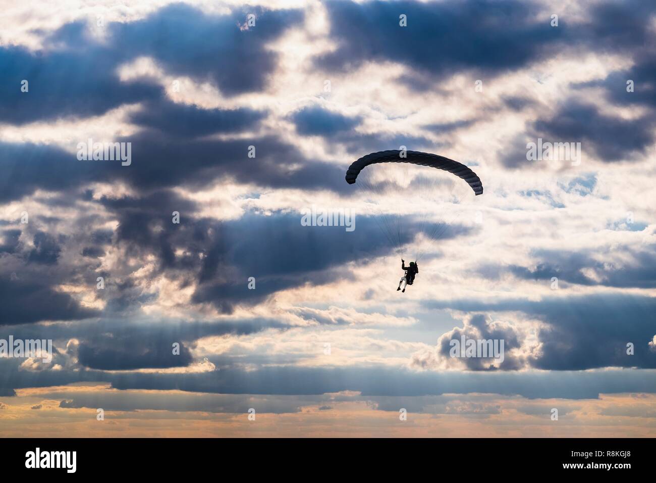 France, Puy-de-Dôme, UNESCO World Heritage site, réserve naturelle régionale des Volcans d'Auvergne, parapente sur la Chaîne des Puys depuis le Puy de Dôme (alt:1465m) Banque D'Images