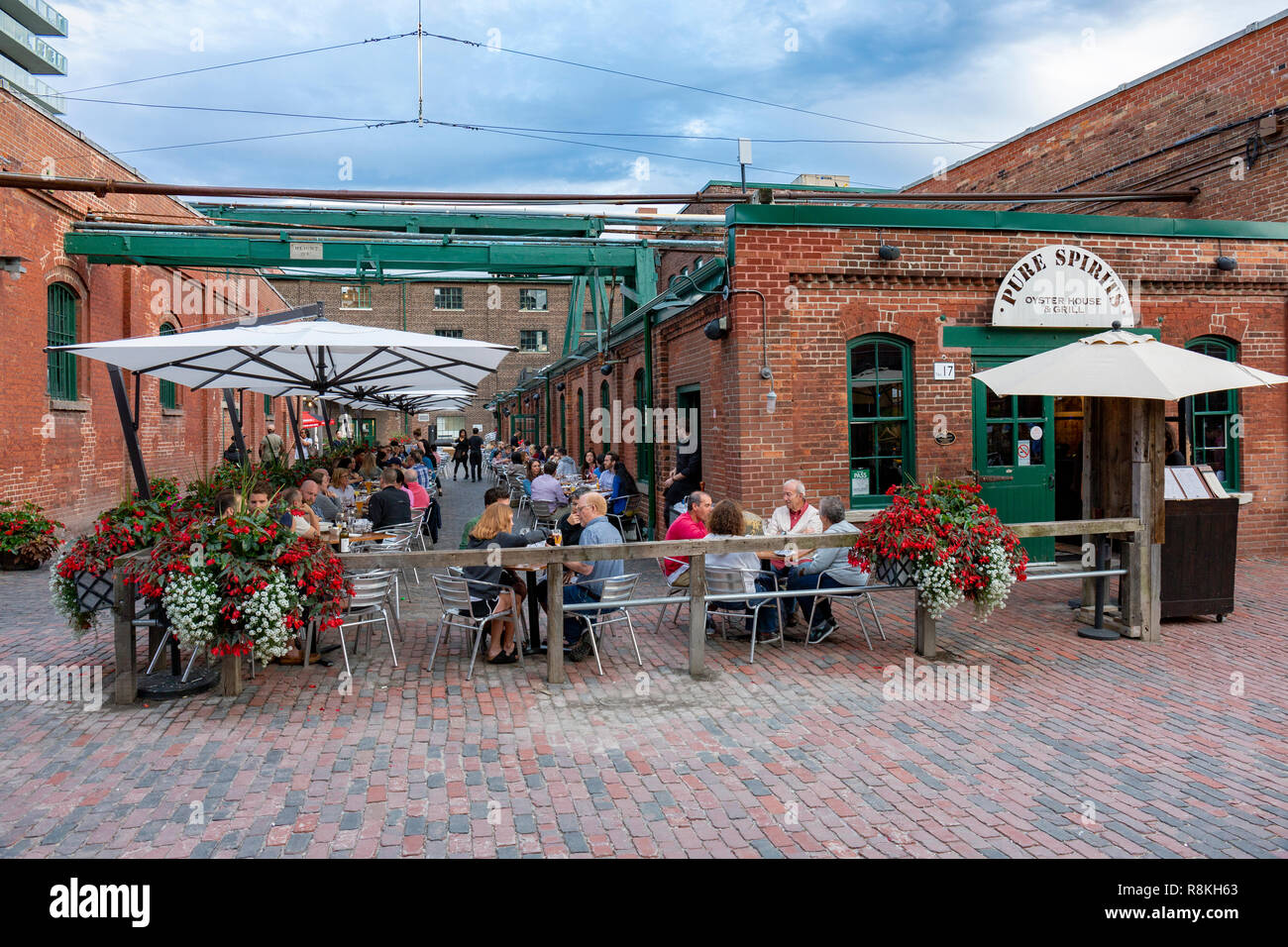 Canada, Province de l'Ontario, Toronto, Distillery District historique, ancienne demeure de la Distillerie Gooderham and Worts, un quartier piétonnier dédié à l'art, de la culture, du commerce et de l'animation, pur esprit restaurant Banque D'Images