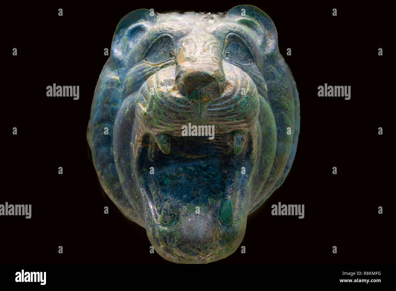 Tête de lion en bronze sculpture isolé dans le noir (8e BC) du musée archéologique d'Olympie dans le Péloponnèse, Grèce Banque D'Images
