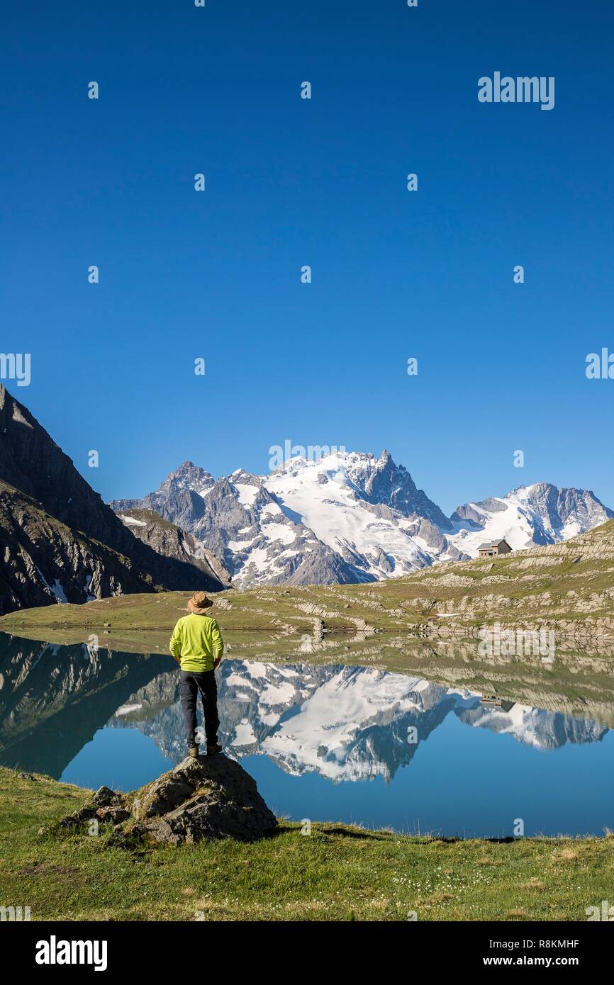 France, Hautes Alpes, Parc National des Ecrins, le lac Goleon (2 438 m) dans le massif de l'Oisans avec la Meije et le râteau (3809m) en arrière-plan Banque D'Images