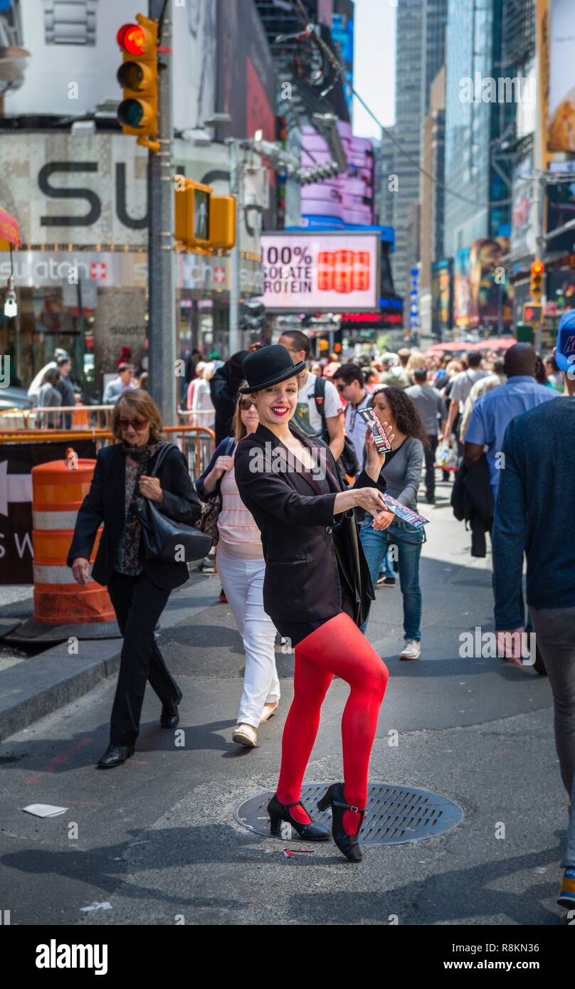 United States, New York, Manhattan, Midtown, Times Square, femme de remettre des brochures pour un spectacle de Broadway Banque D'Images