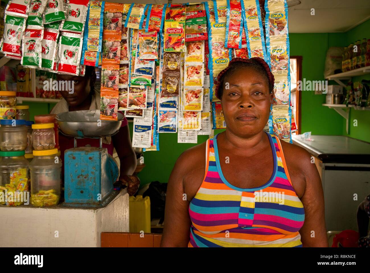 Ghana, Accra, vendeuse bénéficiant de micro-crédit ID Ghana appuyé par l'ONG française Entrepreneurs du Monde Banque D'Images