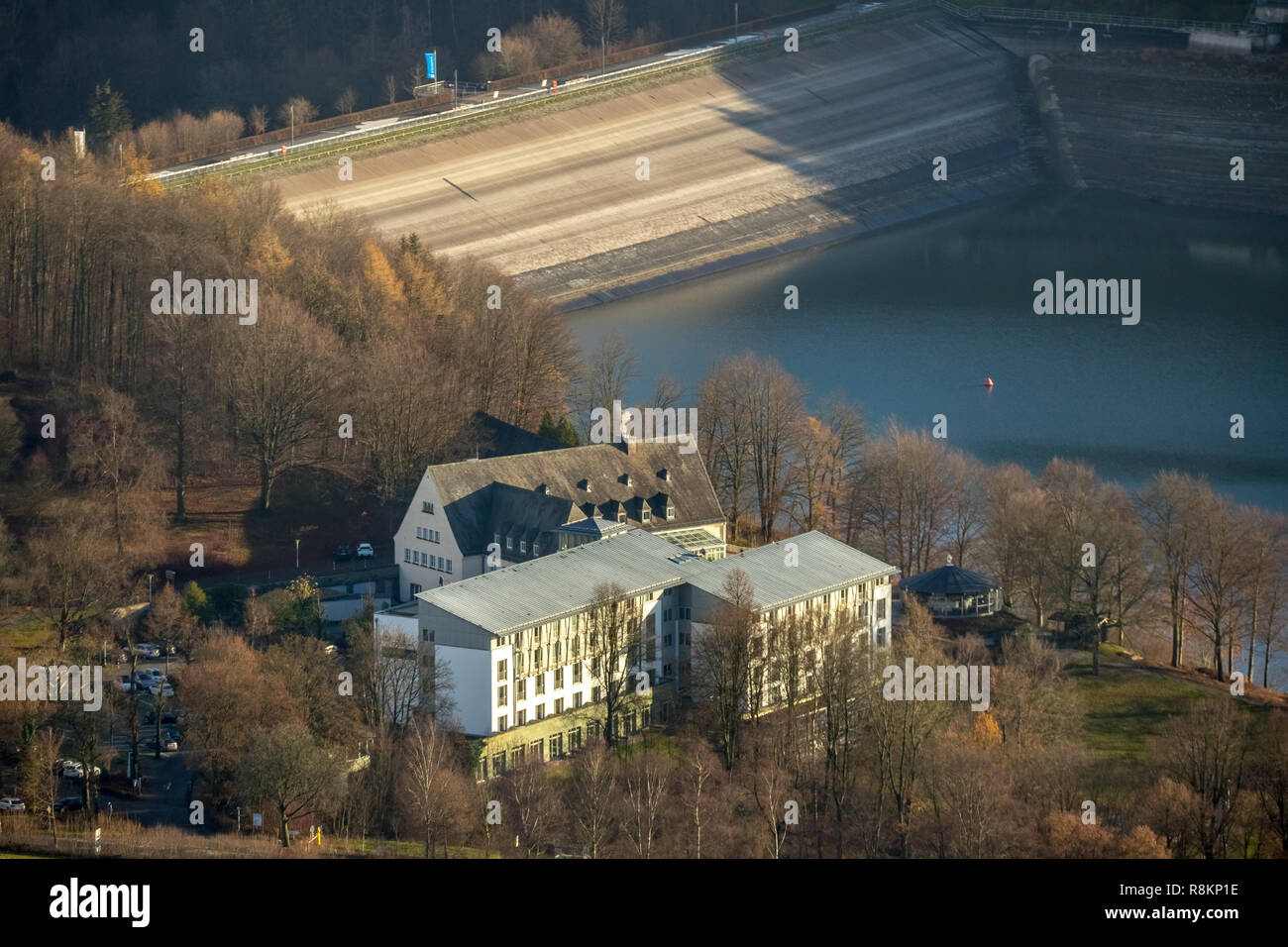 Vue Aérienne Vue aérienne, basse, l'eau, barrage, Welcome Hotel Meschede / Hennesee, Restaurant Windrose, Hennetalsperre, Hennesee, Réservoir, Berghausen, Mes Banque D'Images