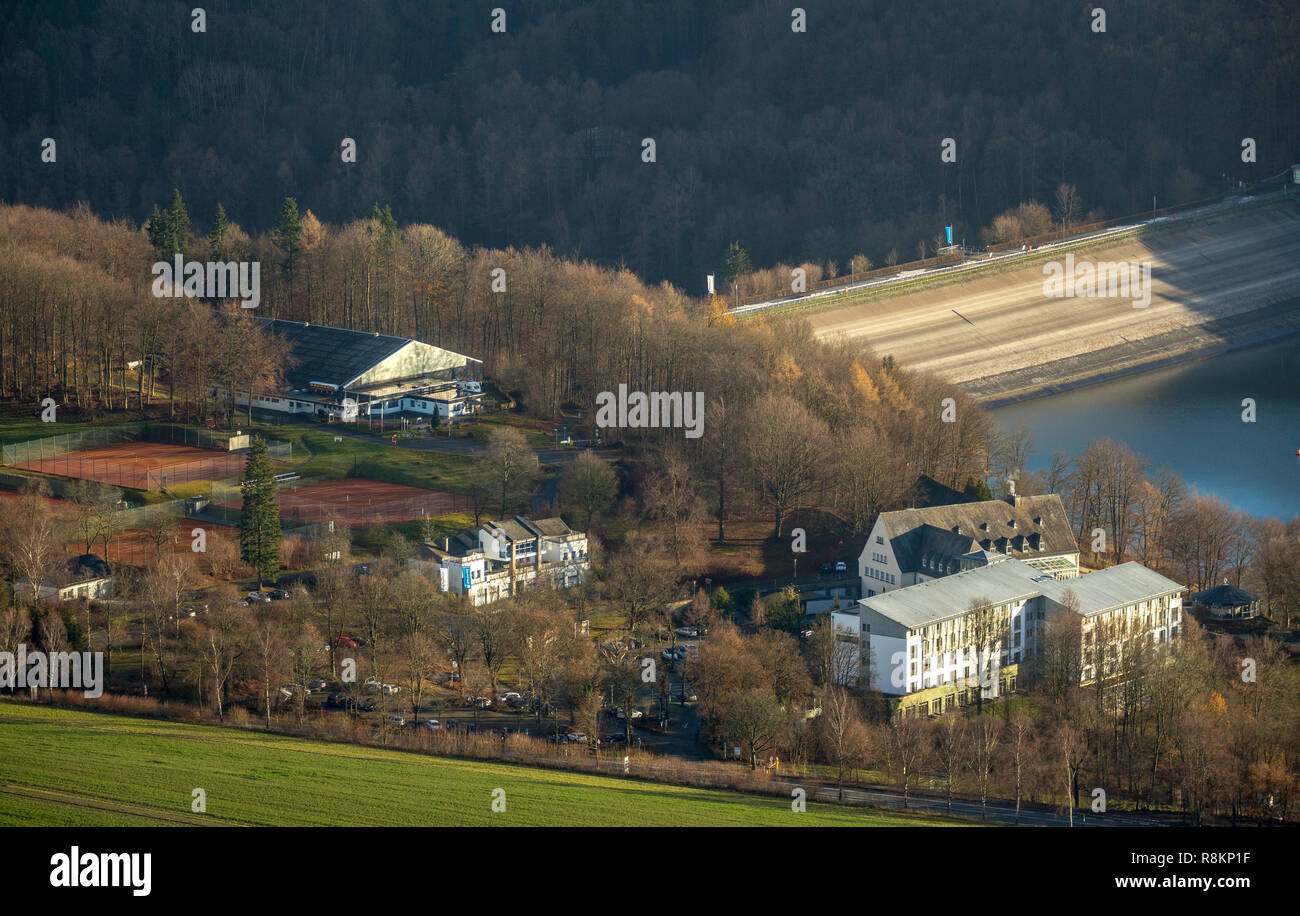 Vue Aérienne Vue aérienne, basse, l'eau, barrage, Welcome Hotel Meschede / Hennesee, Restaurant Windrose Hennesee, terrains de sport, des courts de tennis, Hennetalsper Banque D'Images