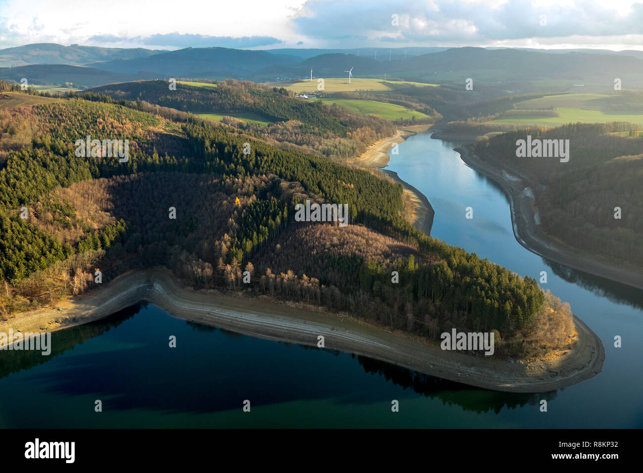 Vue Aérienne Vue aérienne, basse, l'eau, barrage, Hennetalsperre, Hennesee, Réservoir, Berghausen, Meschede, Sauerland, Rhénanie du Nord-Westphalie, Allemagne, DEU, Banque D'Images