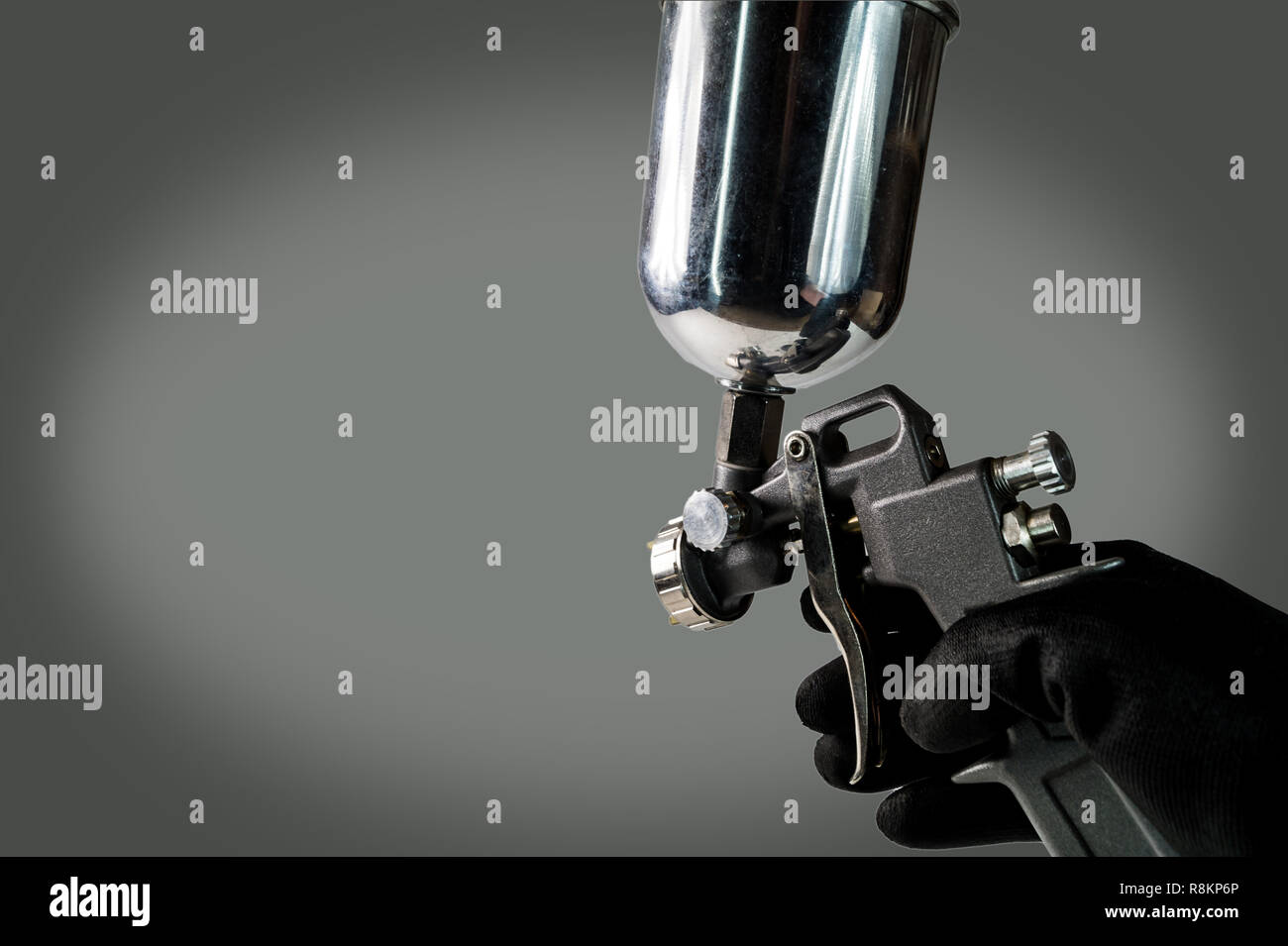 Un peintre travaillant avec un pistolet aérographe - isolé Banque D'Images