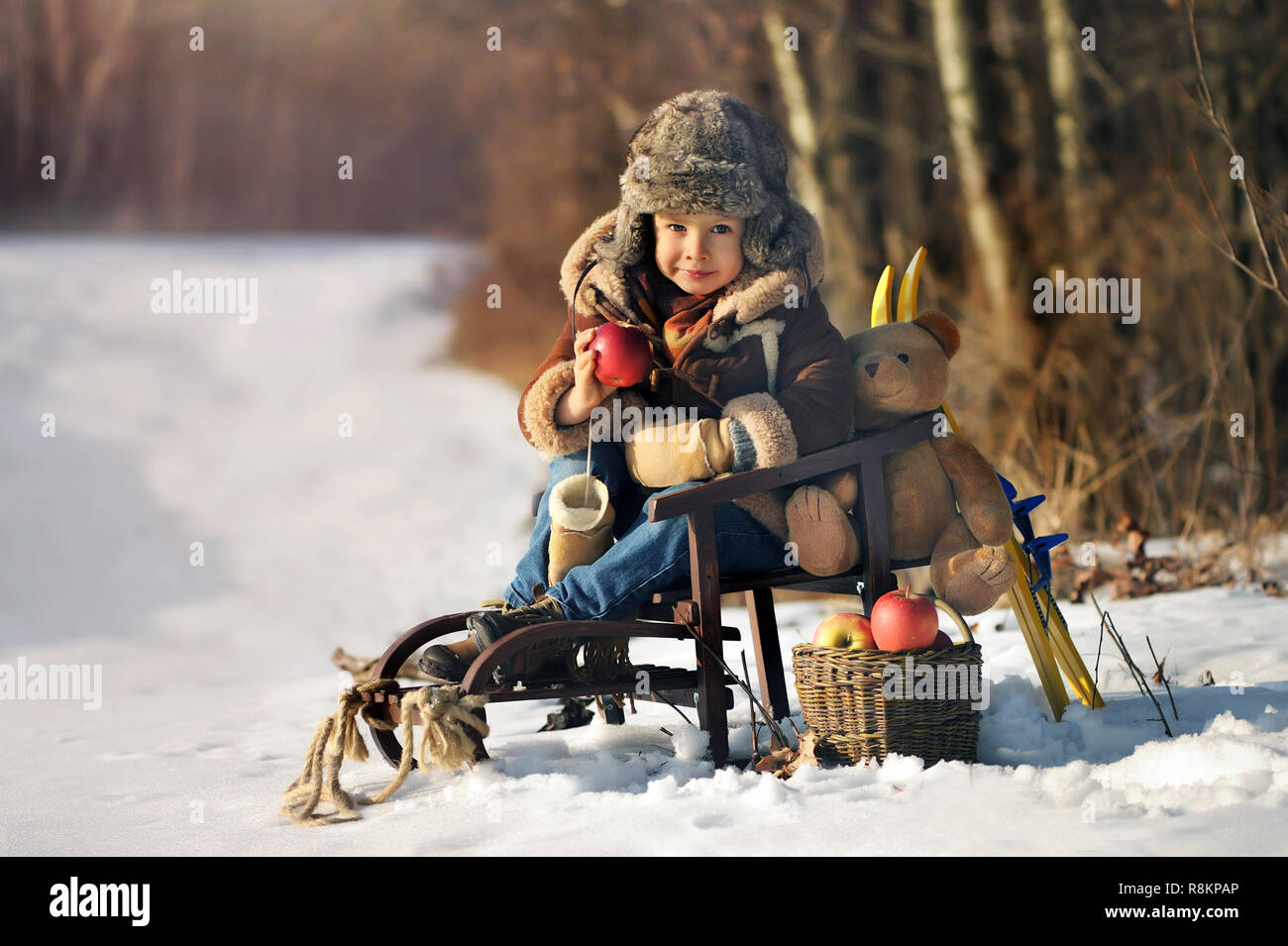 un petit garçon dans un chapeau de fourrure se trouve sur la neige. enfant  en hiver. 18907276 Photo de stock chez Vecteezy