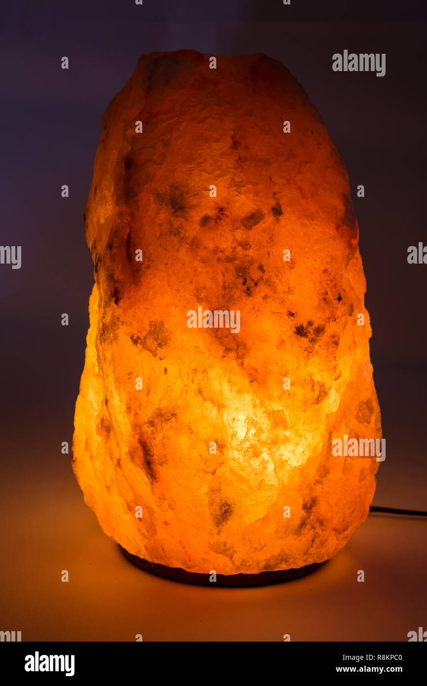 Grande lampe de sel de l'himalaya glowing contre fond uni in dark room  Photo Stock - Alamy