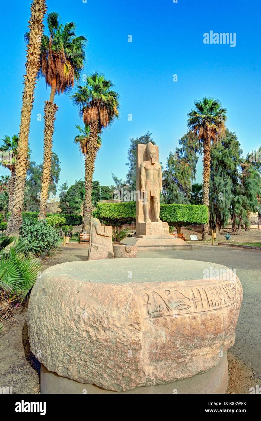 L'Égypte, l'Égypte, Memphis classés au Patrimoine Mondial par l'UNESCO, base d'une colonne de la salle du trône de Meneptah et statue de Ramsès II Banque D'Images