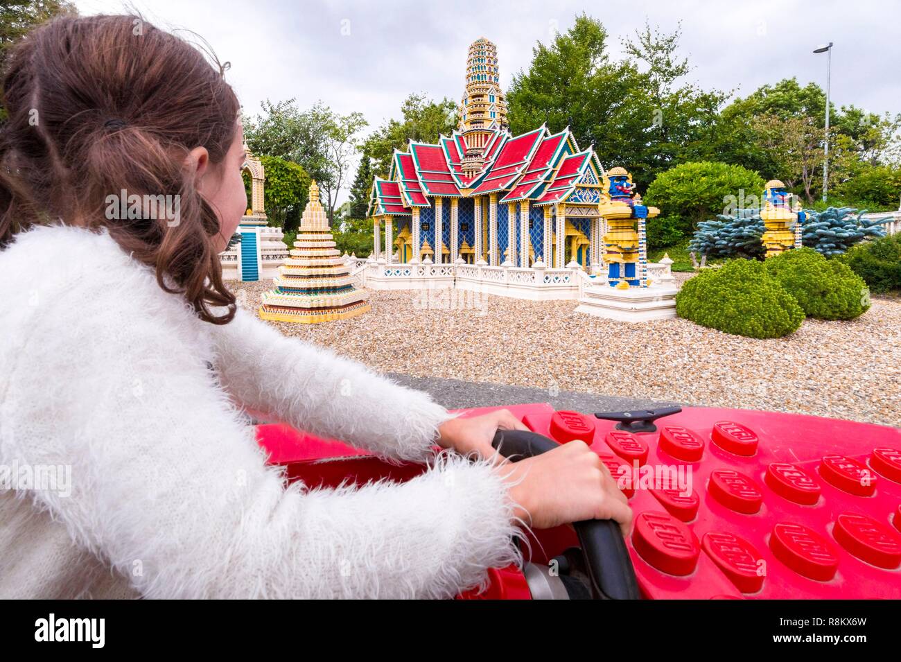 Le Danemark, le Jutland, Billund, Legoland® Billund Legoland Park est la première créée en 1968, près du quartier général de la société Lego® Lego (le terme est dérivé de la jambe danois godt sens joue bien), il est composé des espaces suivants : ici la pagode Thai-Khmer au Grand Palace de la Thaïlande à Bangkok en Miniboats et son itinéraire de navigation dans Miniland, mais aussi Legoredo Town, Zone de l'imagination, l'établissement Knights' Kingdom, DUPLO, LEGO City , Terres TERRES Pirate, Dino Island, Fun Town, LEGO X-treme, terre d'aventure, trafic, Royaume des pharaons, Banque D'Images