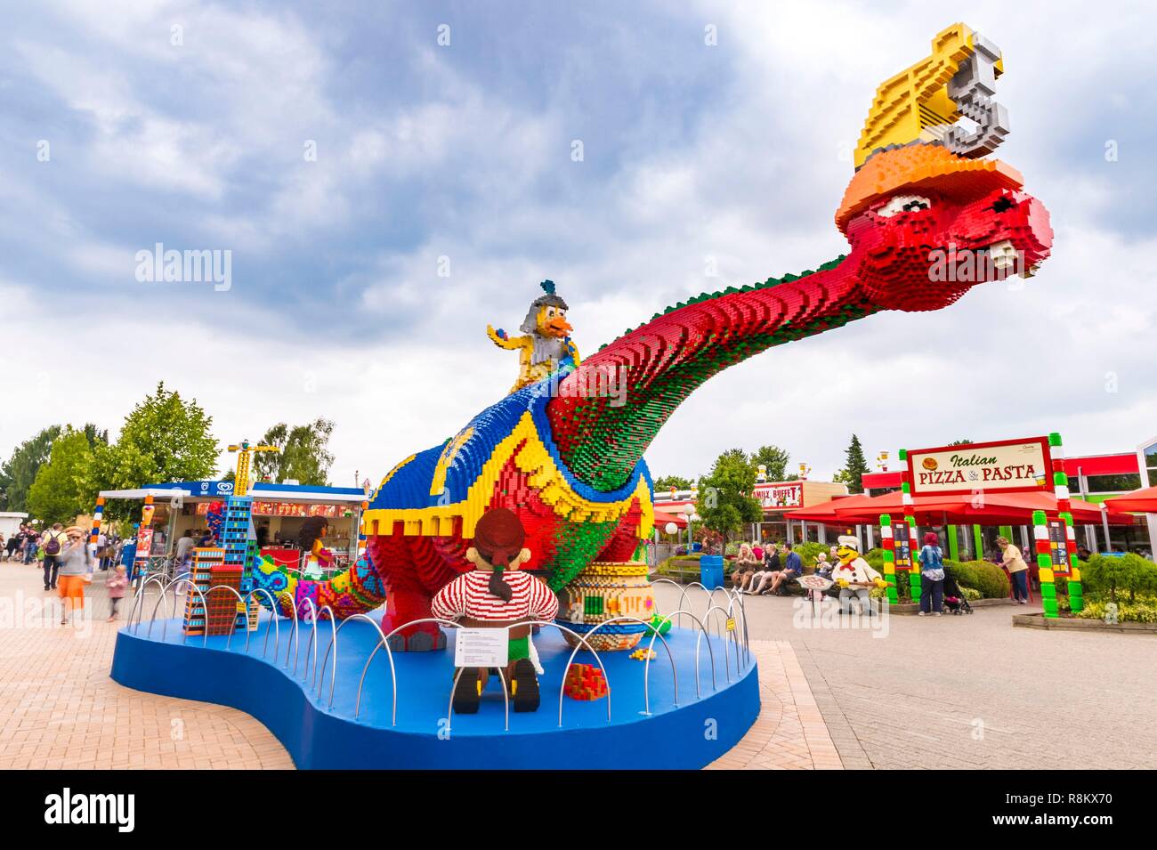 Le Danemark, le Jutland, Billund, Legoland® Billund Legoland Park est la première créée en 1968, près du quartier général de la société Lego® Lego (le terme est dérivé de la jambe danois godt sens joue bien), il est composé des domaines suivants : ici l'entrée de Miniland, Legoredo Town, Fantasy Zone, l'établissement Knights' Kingdom, DUPLO Land, Land Pirate, LEGO City, Dino Island, Fun Town, Aventure Land, Lego X-treme, trafic, Royaume des pharaons, terre des Vikings, Banque D'Images