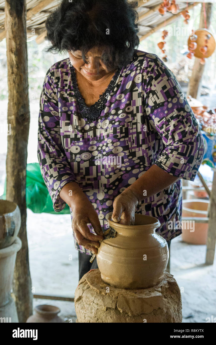 Cambodge, Kampong Chhnang, Tonle Sap, potter Banque D'Images