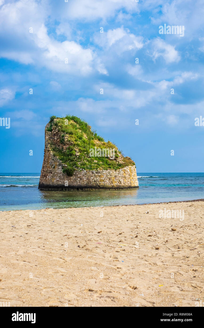 Italie, Pouilles, Salento, Torre Pali est l'une des nombreuses tours de garde côtière construite au xvie siècle par Charles V pour défendre le territoire du Salento, à partir de l'invasion des pirates Sarrasins Banque D'Images