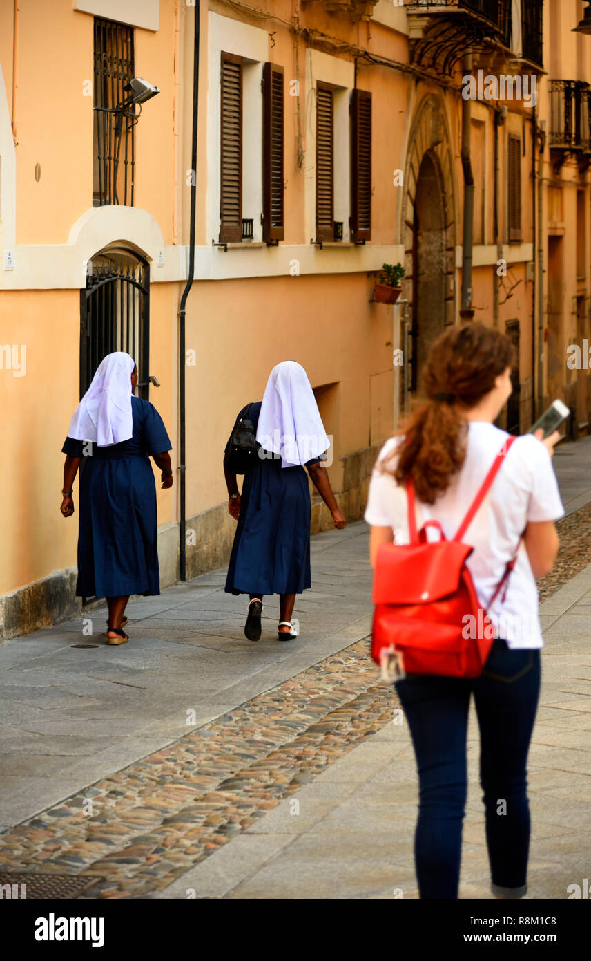 Les nonnes de marcher dans la rue Banque D'Images