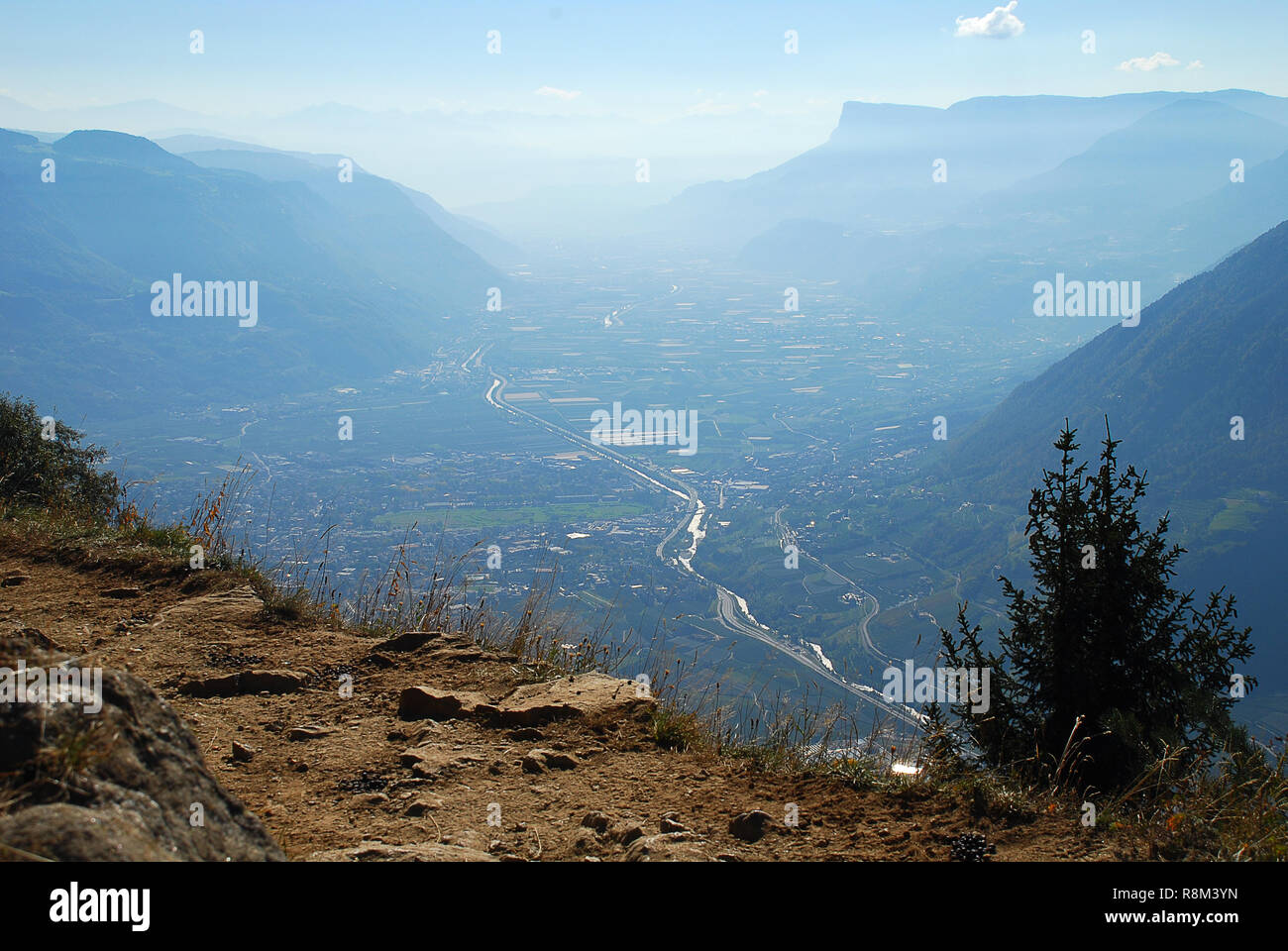 Une vue de la vallée de l'Adige de Merano à Bolzano, debout à l'Hans-Frieden-Felsenweg (Meran, le Tyrol du Sud, Italie) Banque D'Images