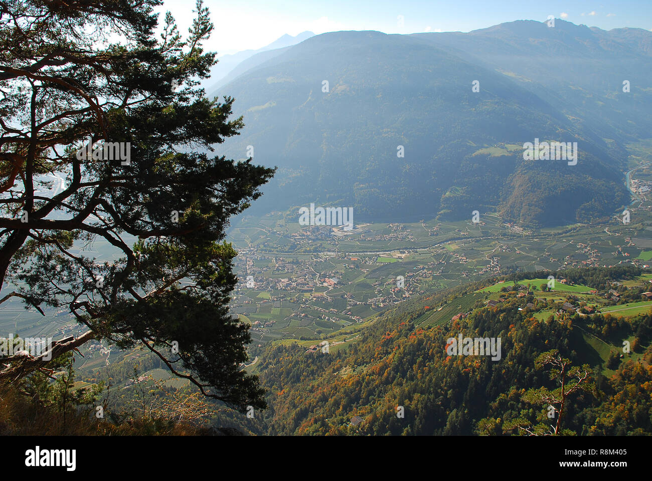 Vue panoramique sur les vallées et les montagnes des Alpes italiennes debout à l'Hans-Frieden-Felsenweg (Meran, le Tyrol du Sud, Italie). Banque D'Images