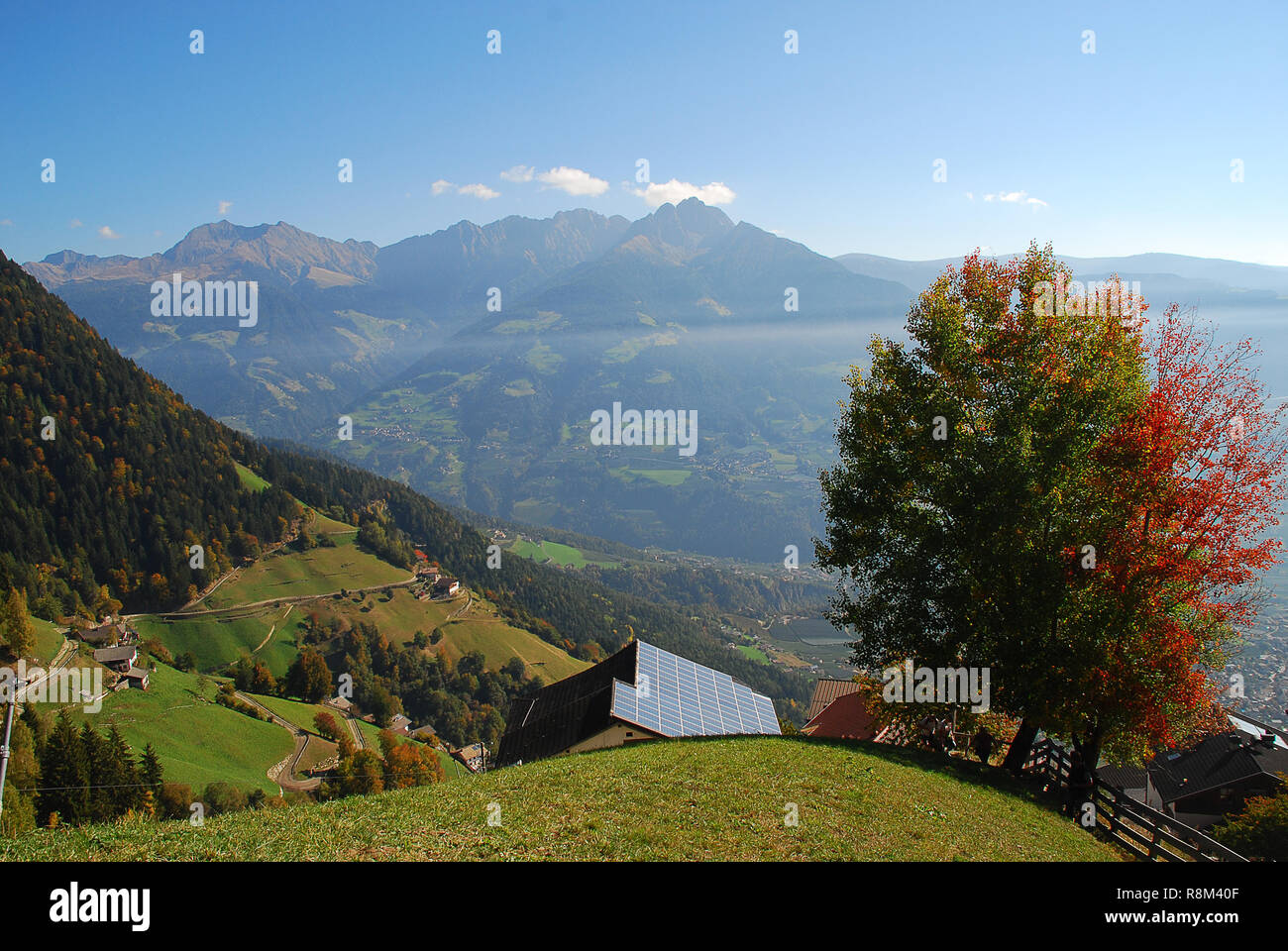 Vue panoramique sur les vallées et les montagnes (Alpes Sarntal) dans les Alpes italiennes debout à la station de téléphérique Hochmuth (Meran, le Tyrol du Sud, Italie) Banque D'Images