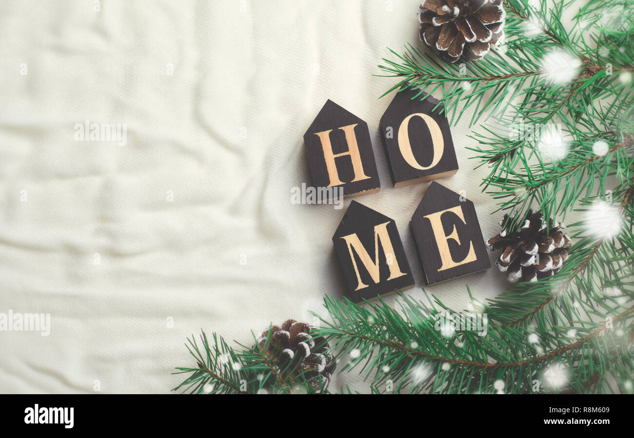Home Hiver confortable Concept, des branches de pins et accueil des lettres sur fond beige, Vue du dessus Banque D'Images