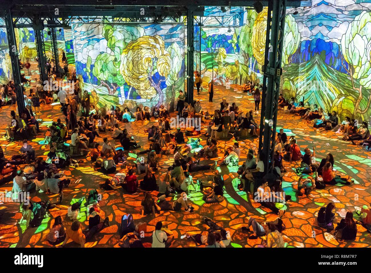 France Paris L Atelier Des Lumieres Jeu De Lumiere Sur Hundertwasser Et Klimt Une Realisation Gianfranco Iannuzzi Renato Gatto Massimiliano Siccardi Photo Stock Alamy