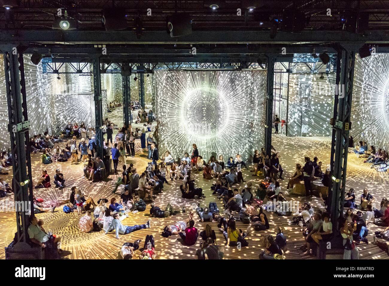 France Paris L Atelier Des Lumieres Jeu De Lumiere Sur Hundertwasser Et Klimt Une Realisation Gianfranco Iannuzzi Renato Gatto Massimiliano Siccardi Photo Stock Alamy